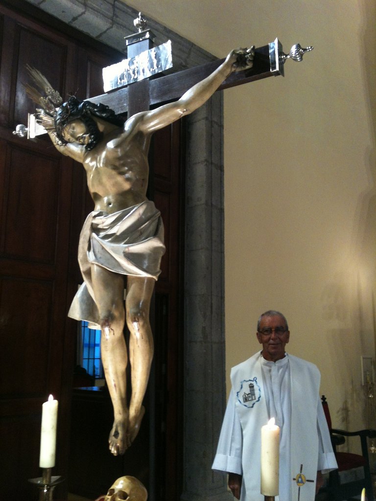 la foto 2.JPG - El P. Morillas junto a la imagen del Santo Cristo de la Vera Cruz